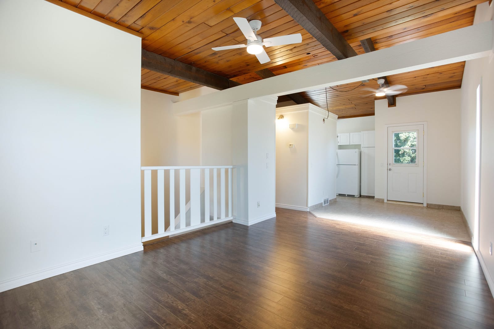 Unfurnished living and dining connection