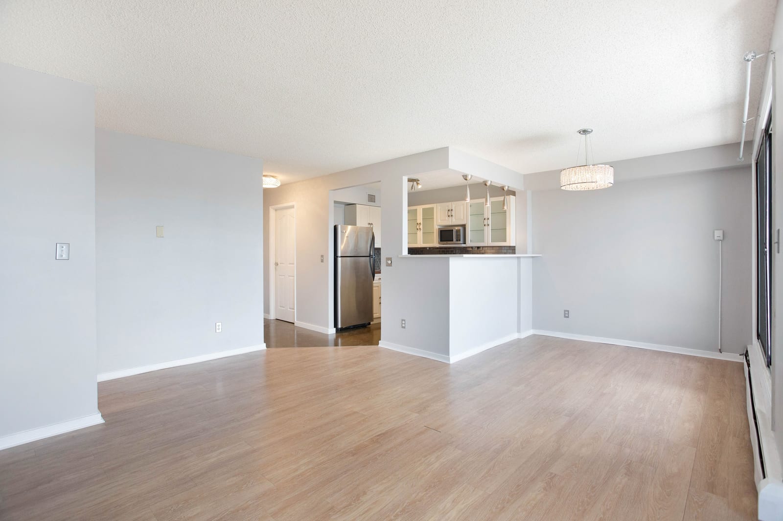 Unfurnished living and kitchen connection