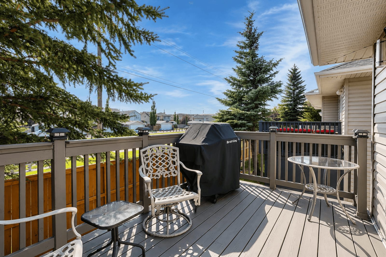 Outdoor dining on the deck