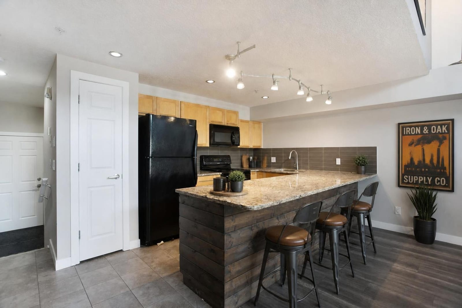 Furnished kitchen presentation — compare unfurnished views