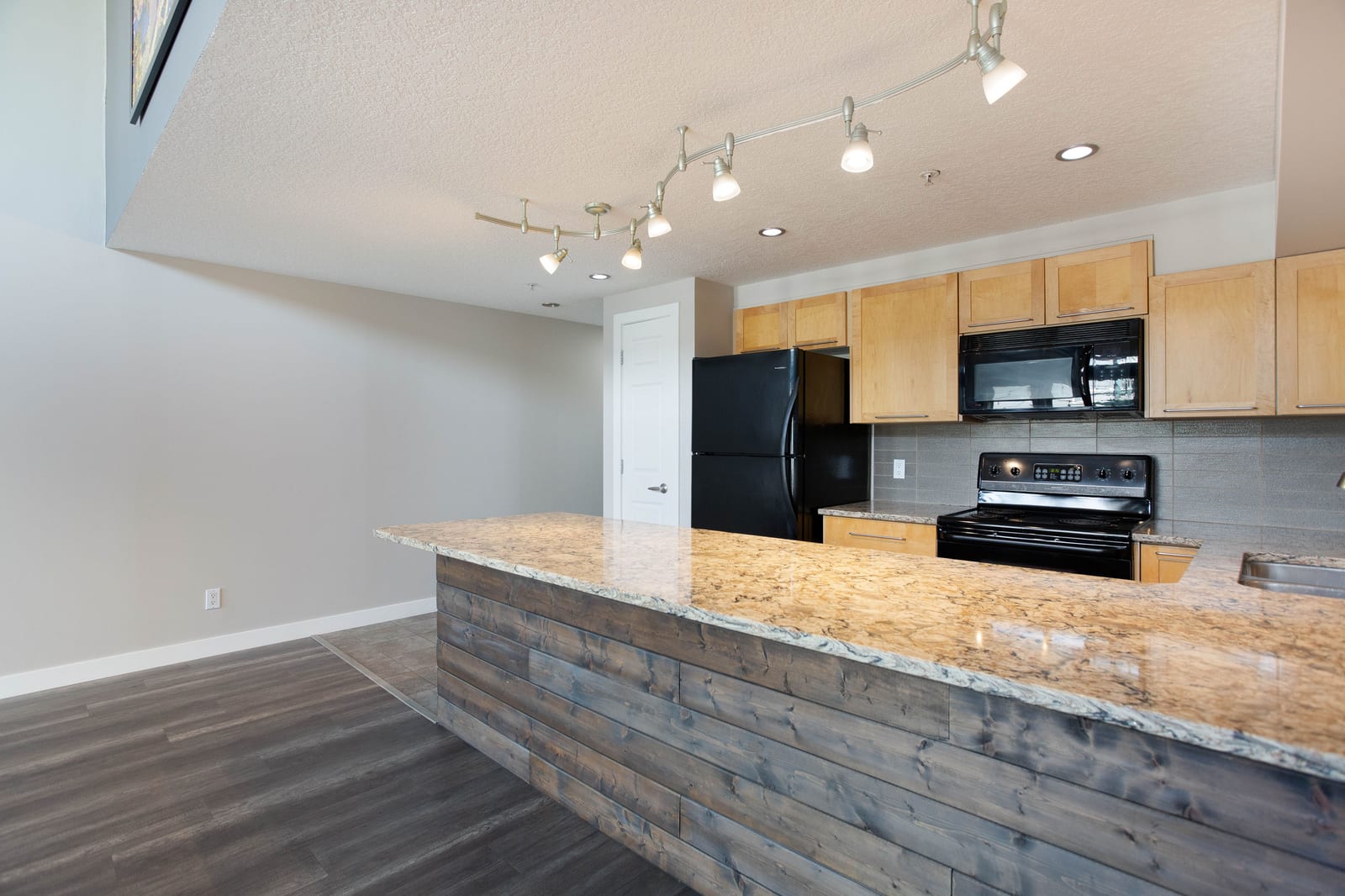 Kitchen worktop and breakfast-bar space