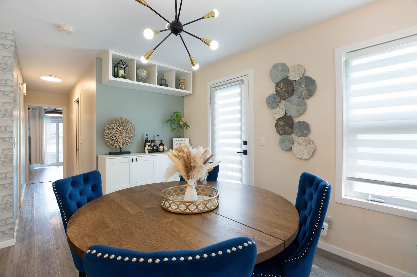 The dining area and kitchen connection