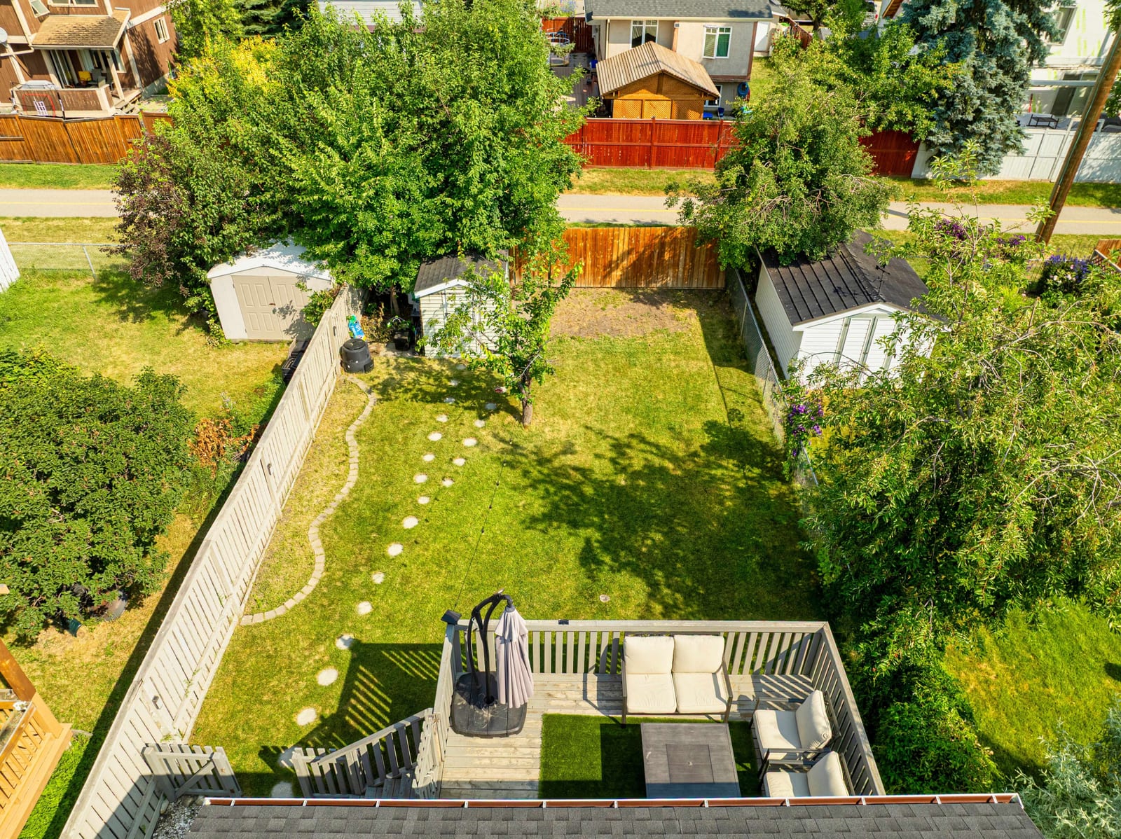 The yard and pathway-side setting