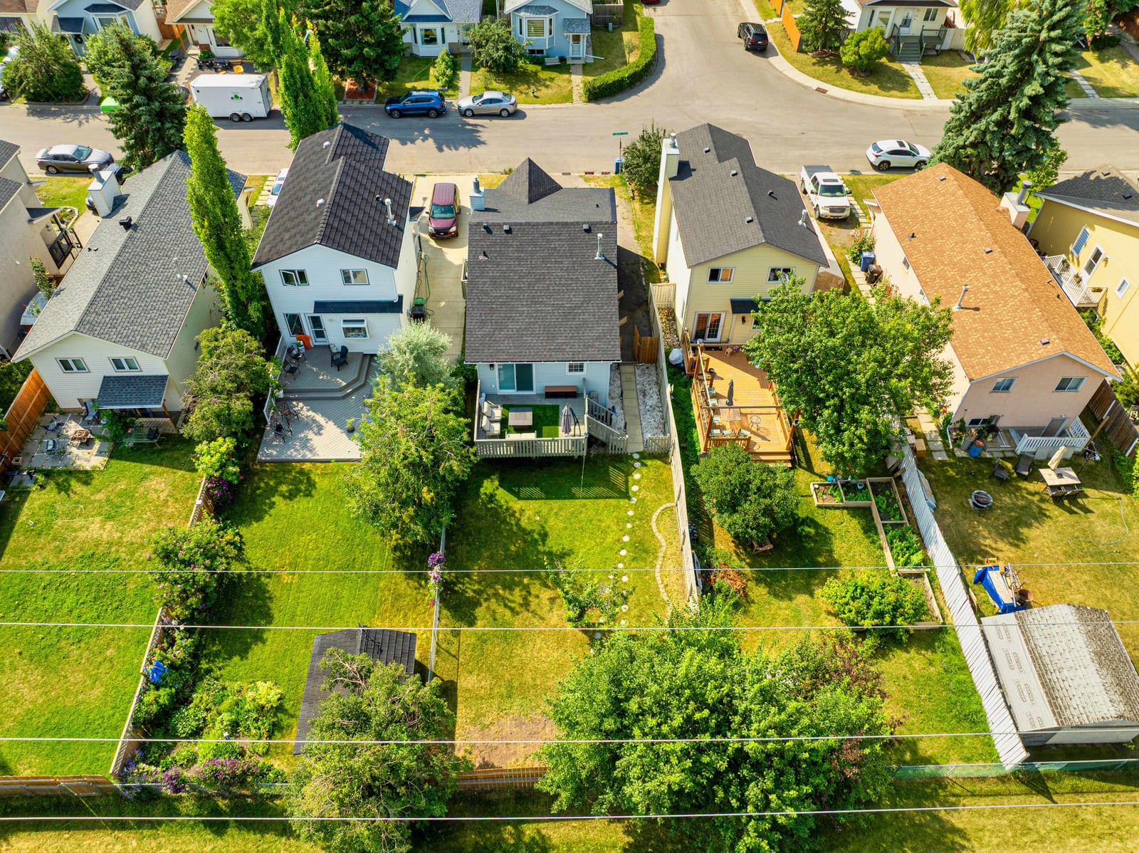 Aerial view of the yard and neighbours