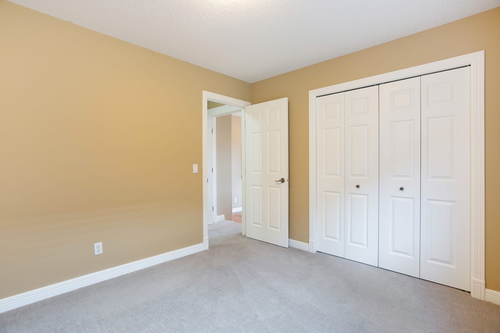 Unfurnished bedroom corresponding to the furnished presentation