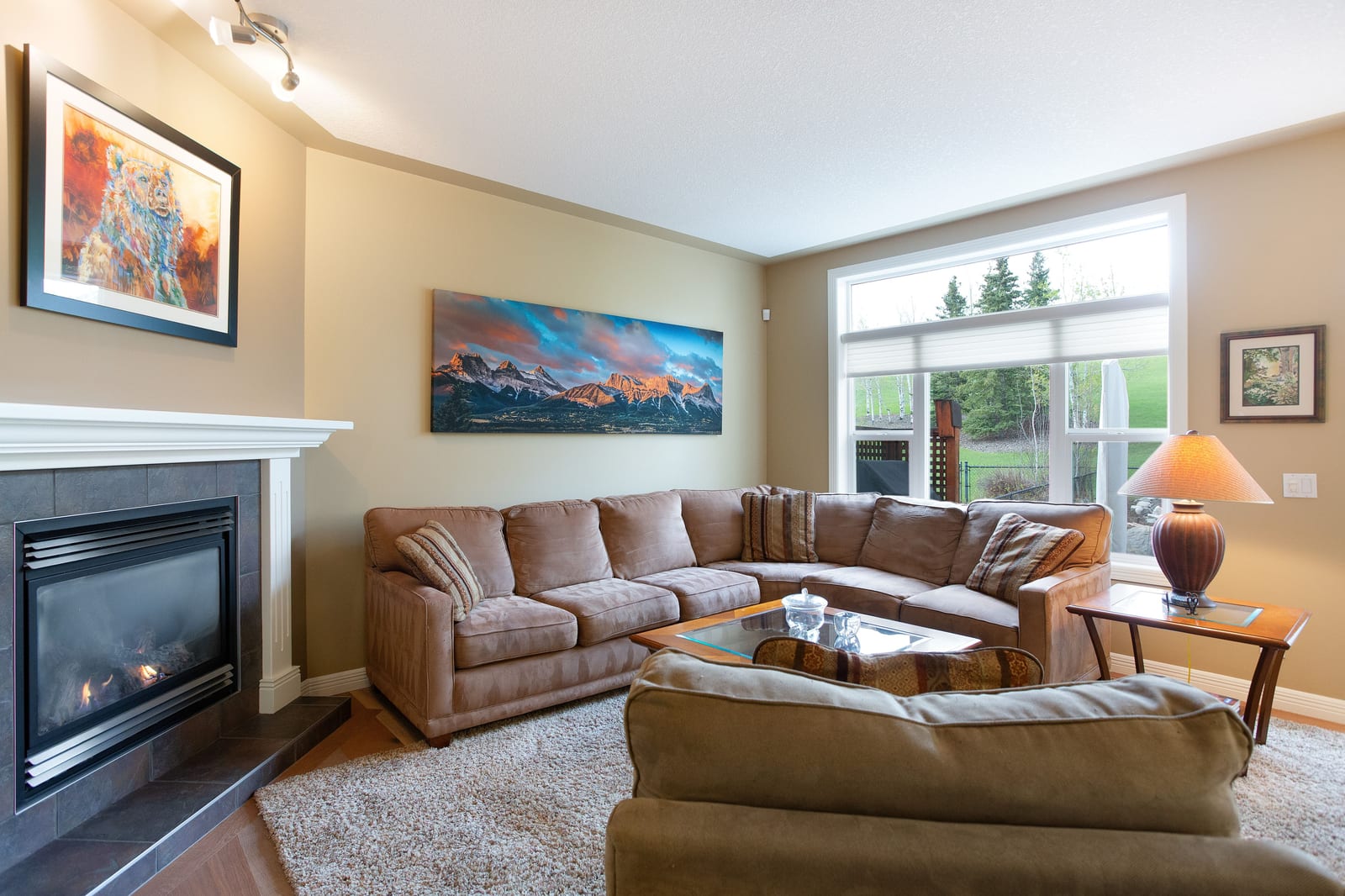 Main living room facing the garden