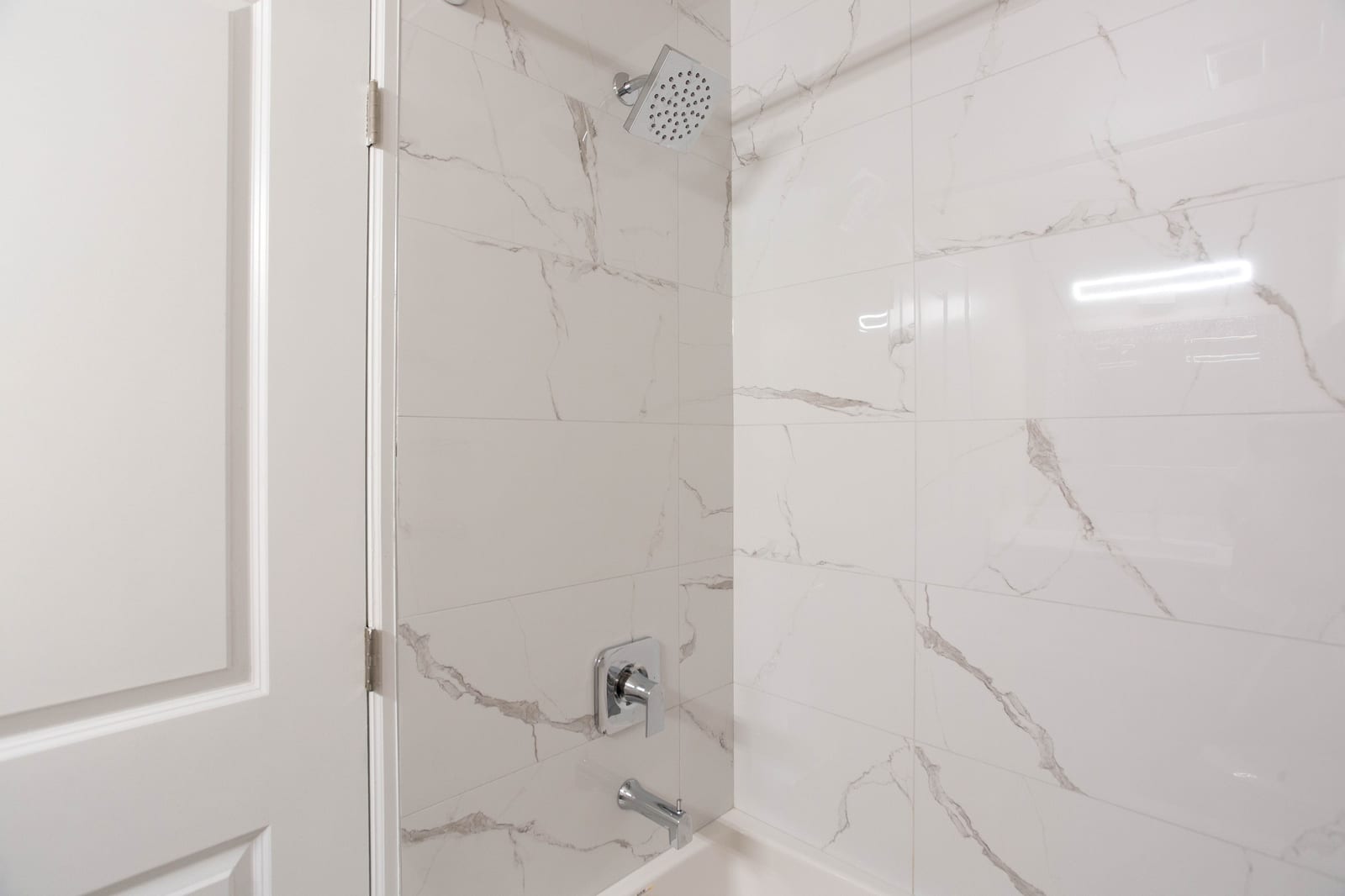 Bathroom tub and tiled surround