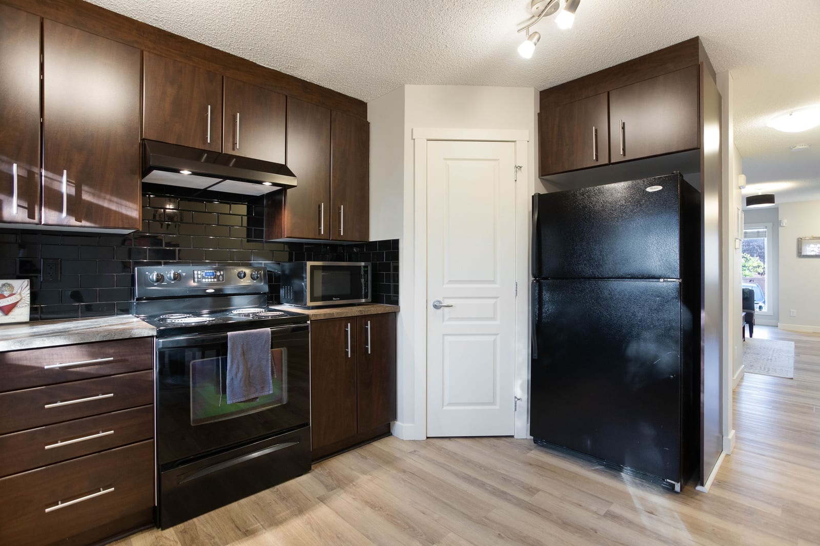 Kitchen storage and refrigerator