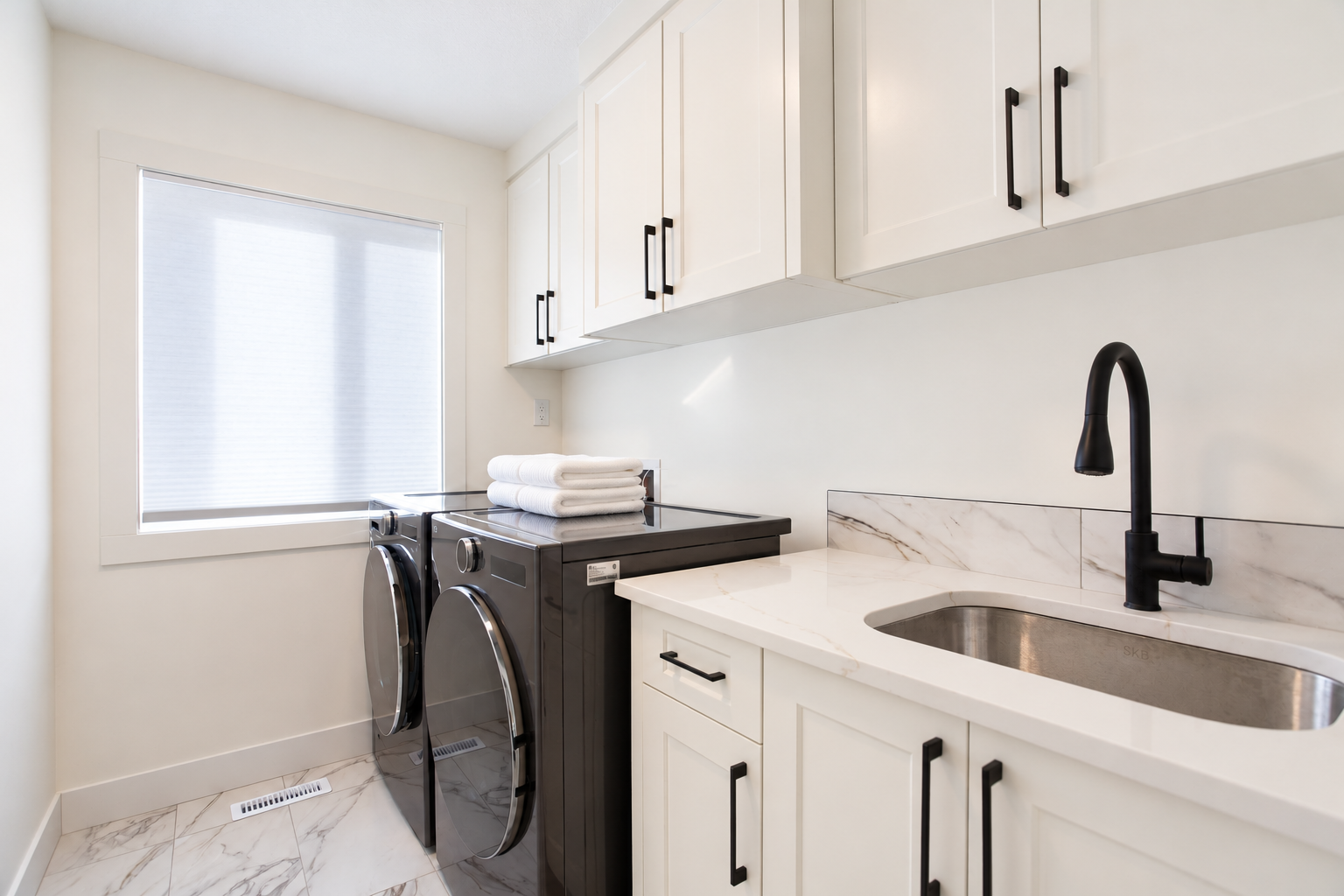 Laundry room with sink — 809 Mandalay Link
