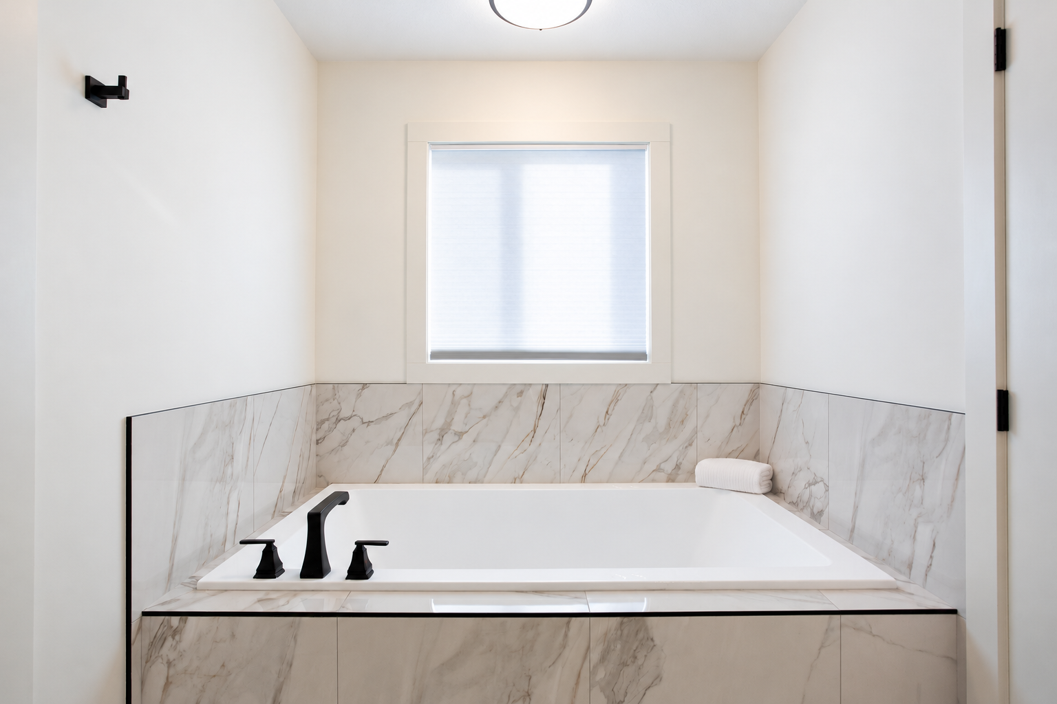 Ensuite soaker tub — 809 Mandalay Link