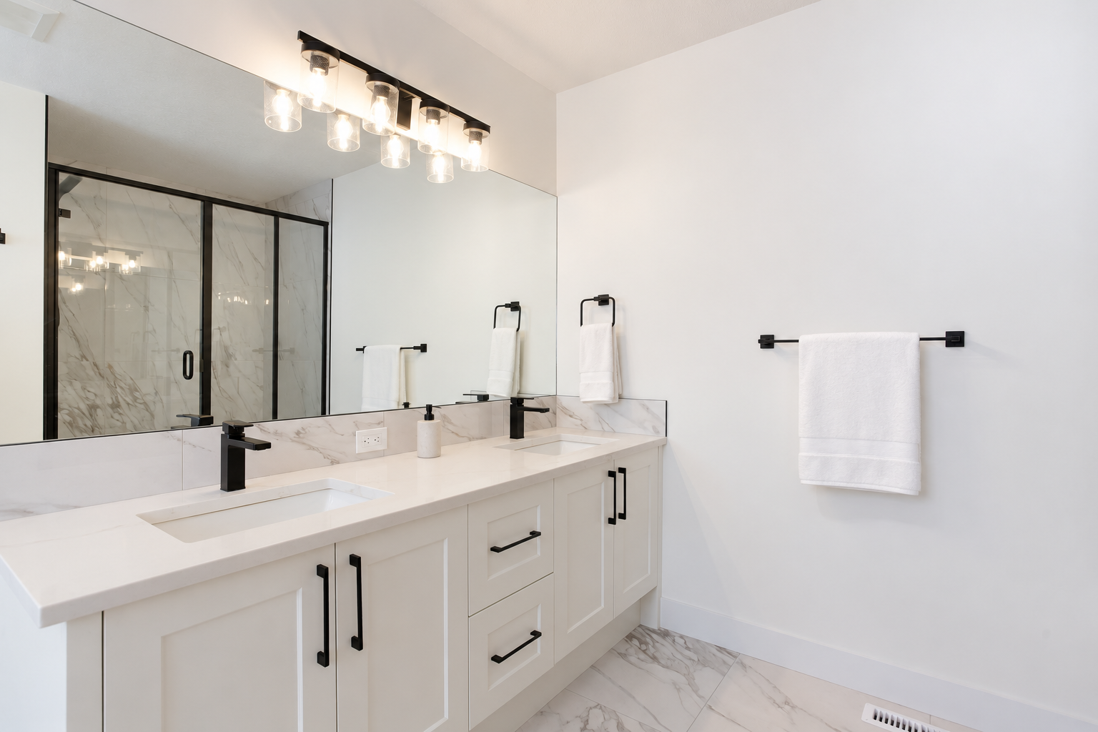 Ensuite double vanity — 809 Mandalay Link