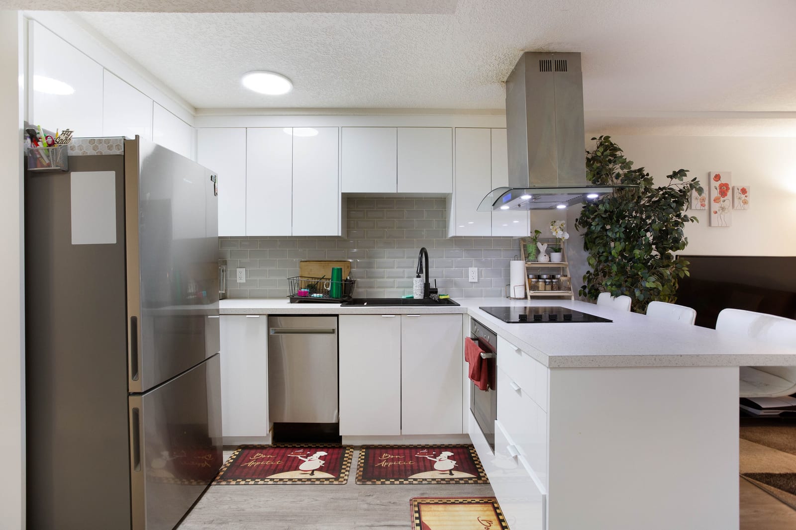 Lower-level kitchen island