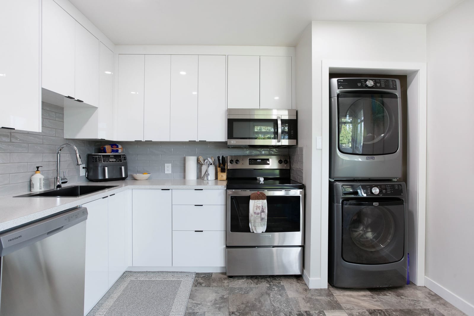 Kitchen appliances and laundry