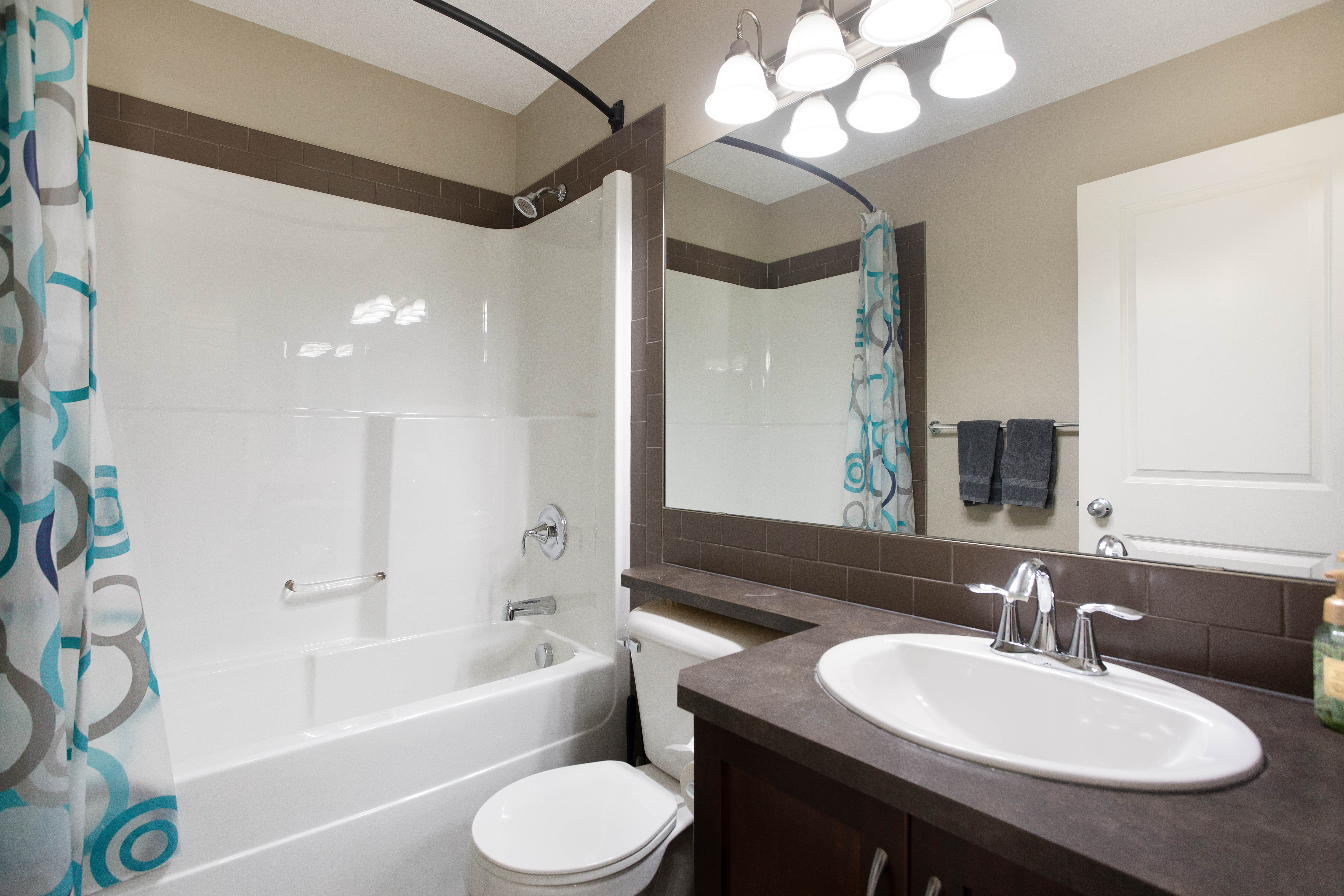 Upper-level full bathroom — 119 Sage Hill Green NW