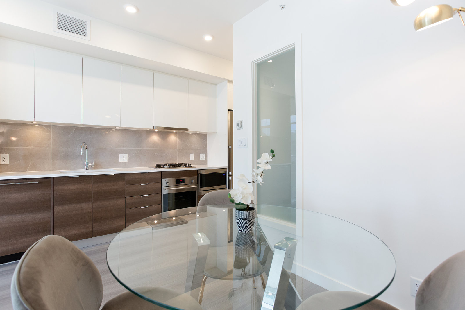 Dining nook alongside the two-tone kitchen