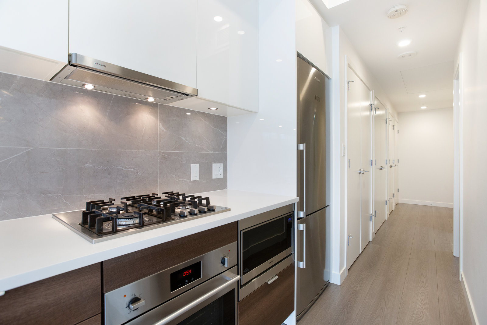 Kitchen cooktop and integrated oven